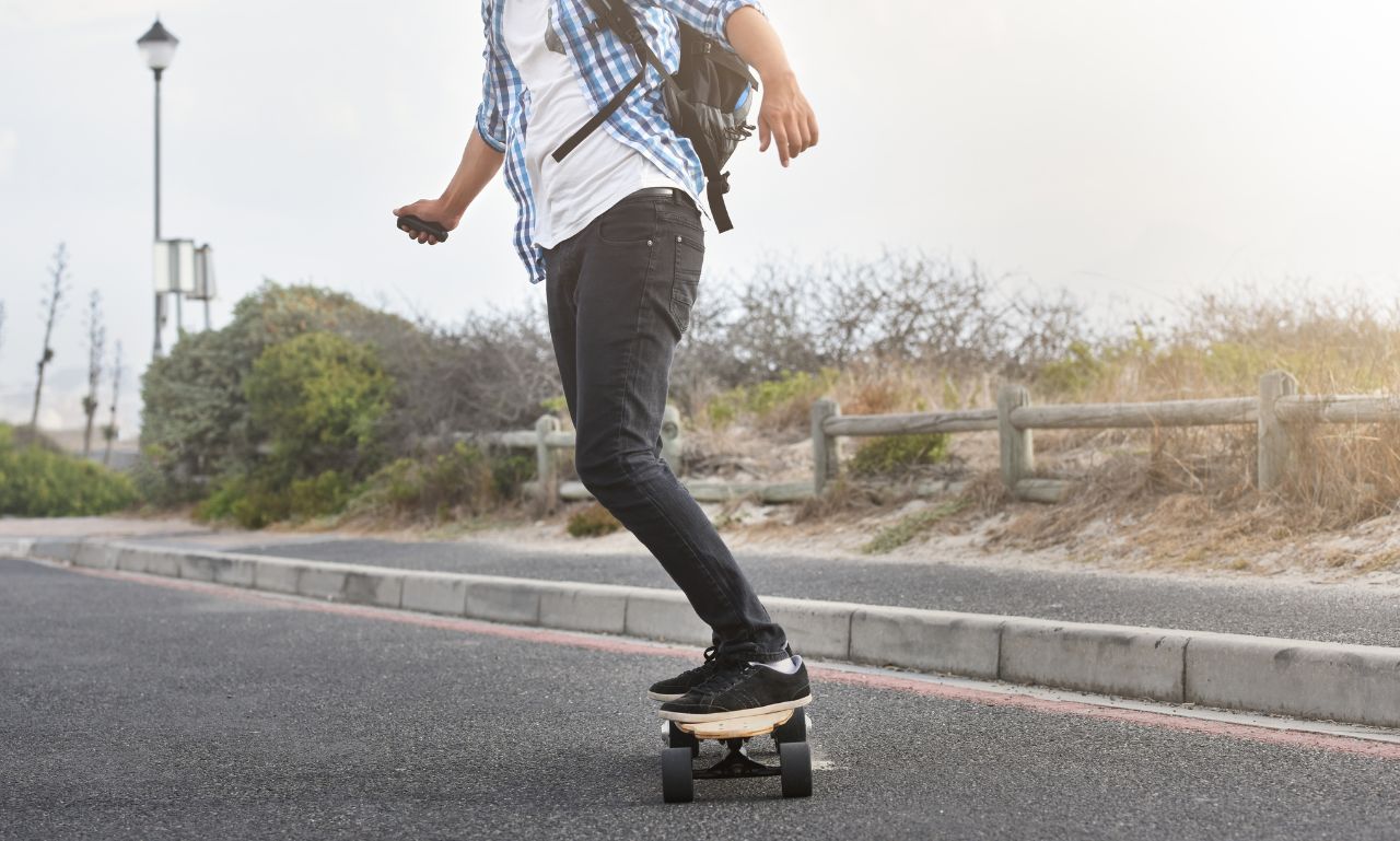 how do electric skateboards work