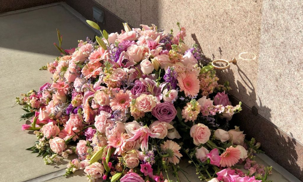 sending flowers to funeral